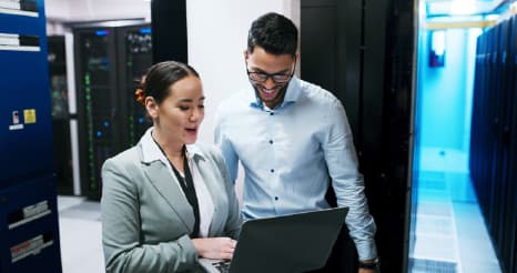 Technische experts in serverruimte